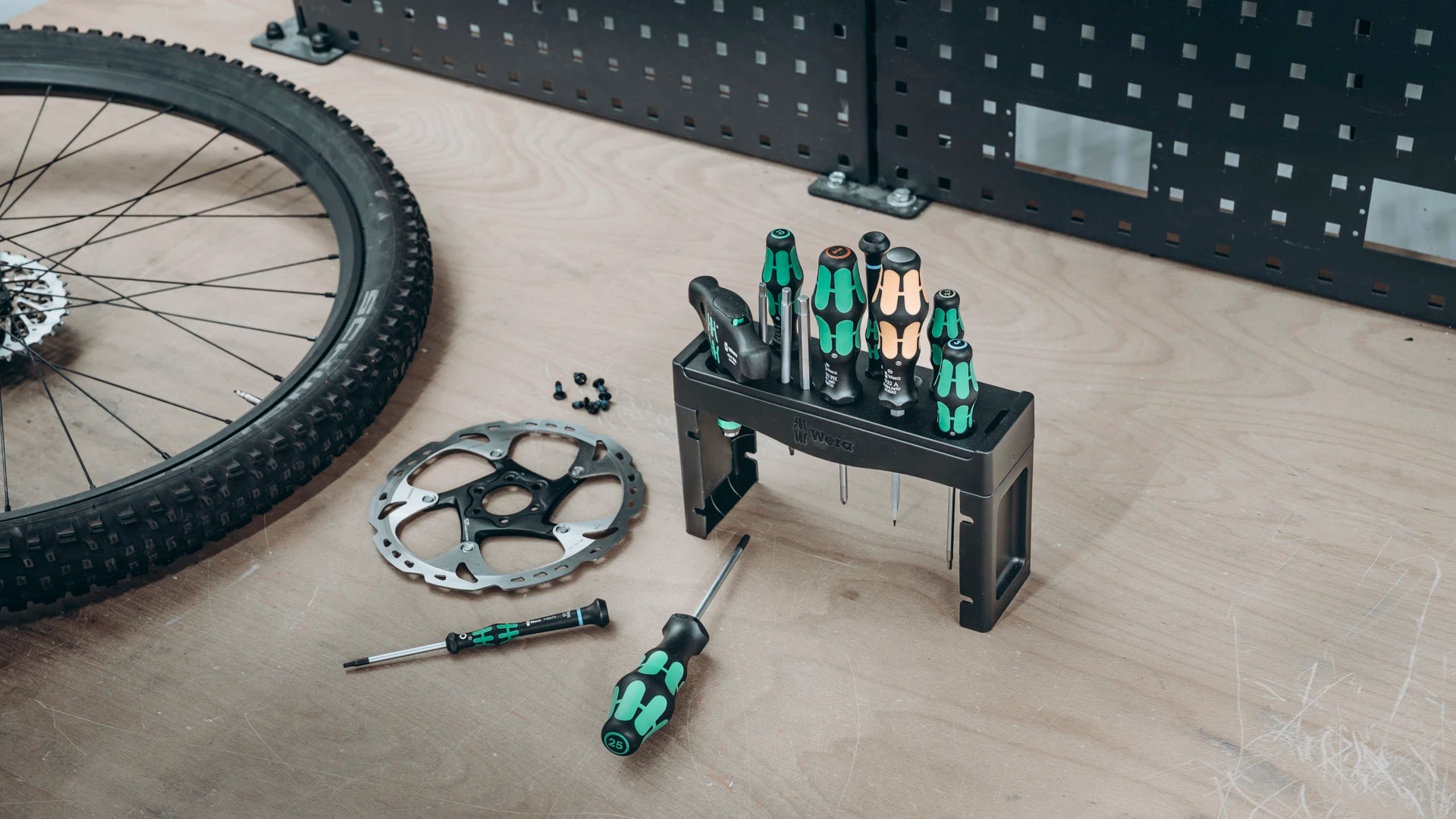 Wera Tool Rebel Shop Fahrrad Wartung Set Schraubendreher-Set auf Halterung  auf einer Werkbank.