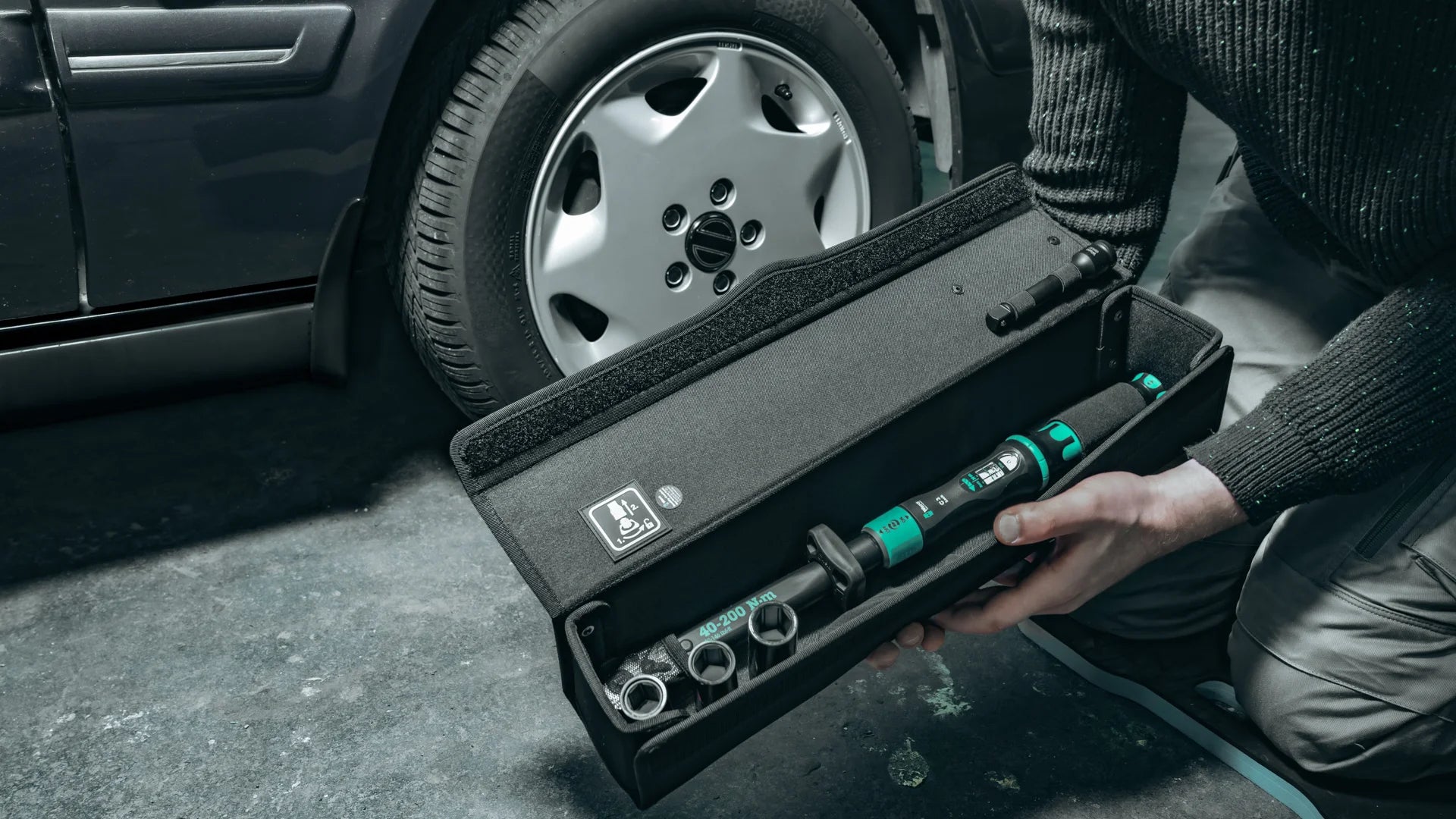 Wera Tool Rebel Shop KFZ Drehmomentschlüssel Set 40-200 Nm Lock aufgeklappt in der Hand von einer Person