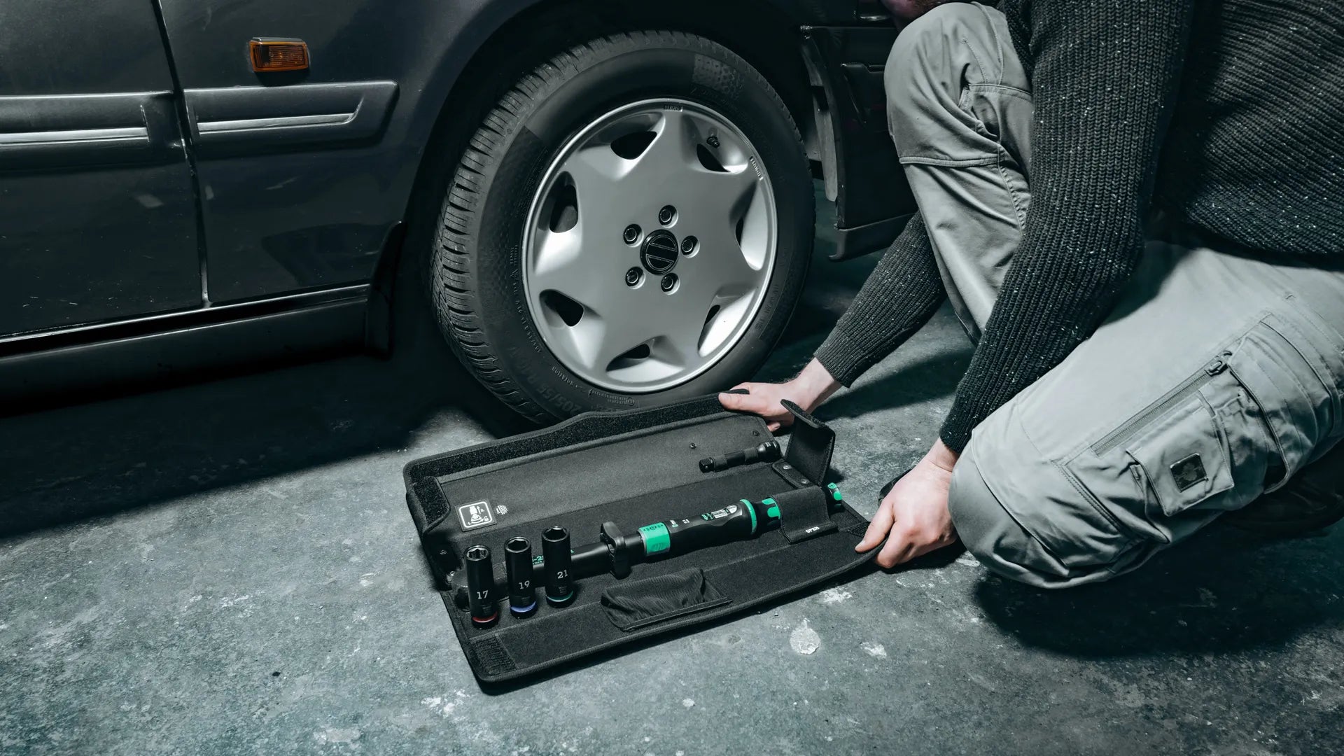 Wera Tool Rebel Shop KFZ Drehmomentschlüssel Set 40-200 Nm Lock liegt neben einem Auto aufgeklappt