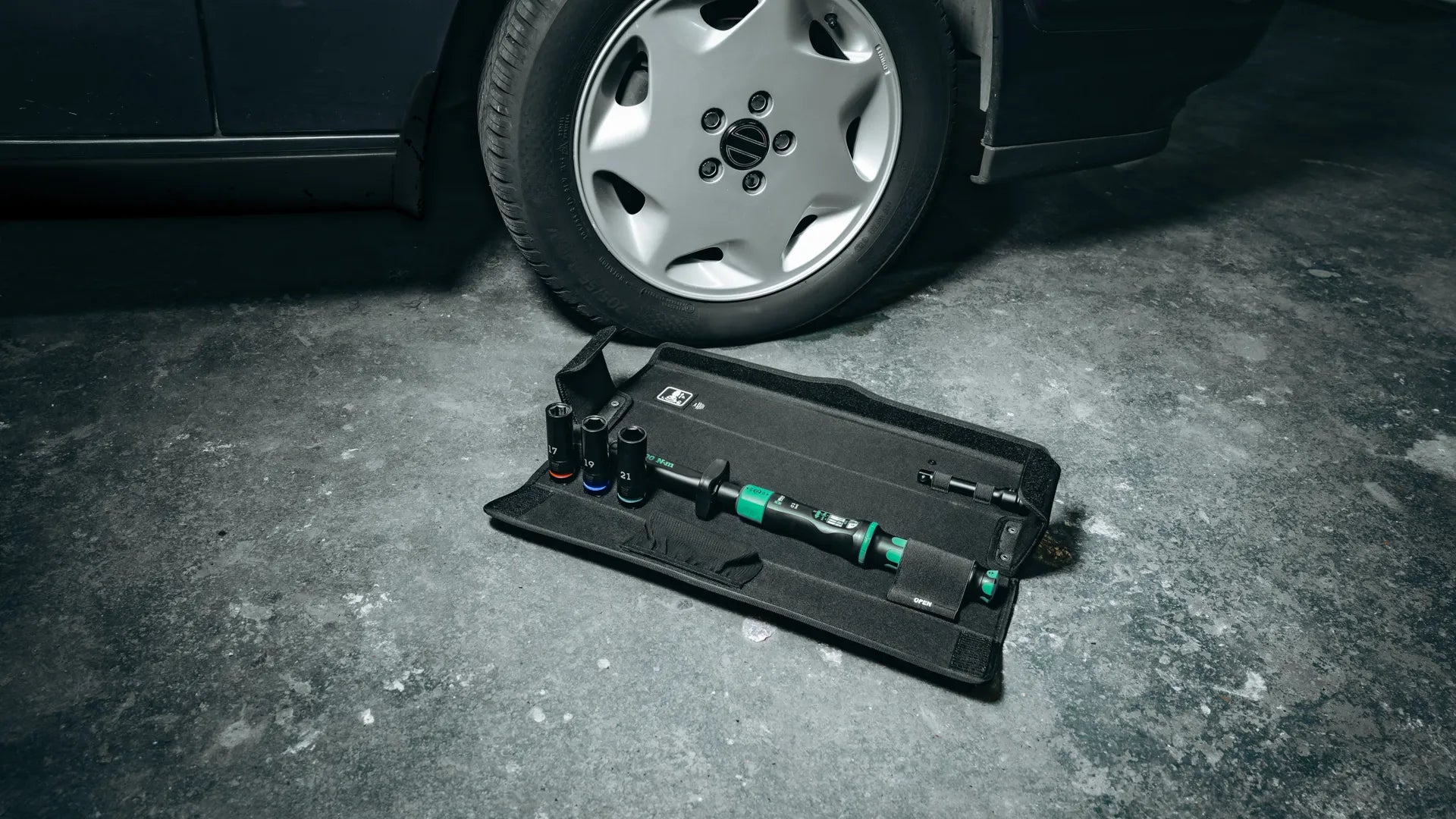 Wera Tool Rebel Shop KFZ Drehmomentschlüssel Set 40-200 Nm Lock liegt neben einem Auto